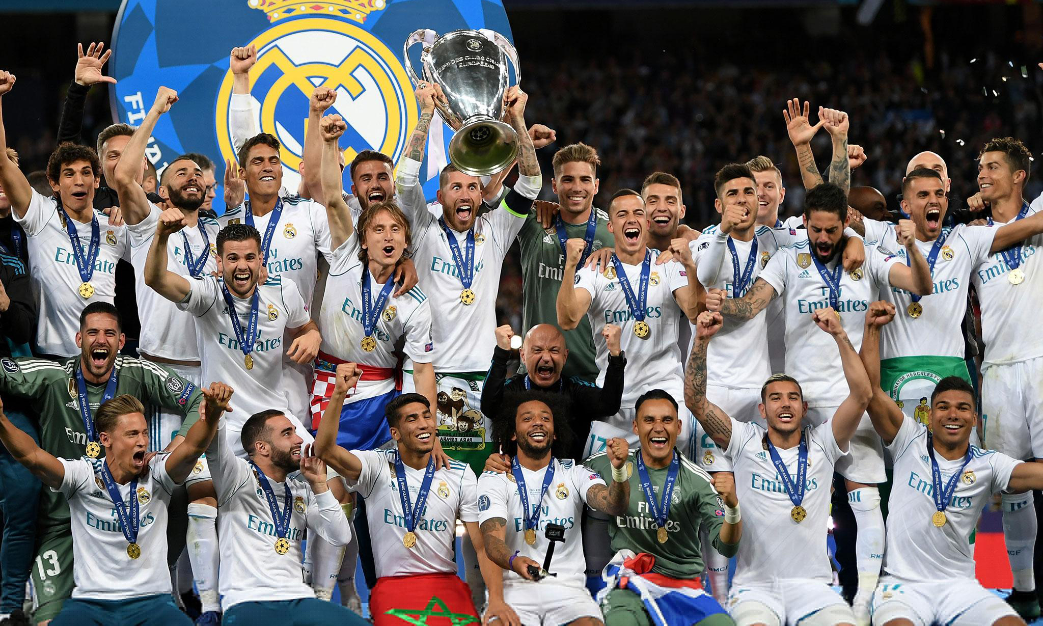 官方：布伦特福德与27岁中场雅内尔特续约至2030年